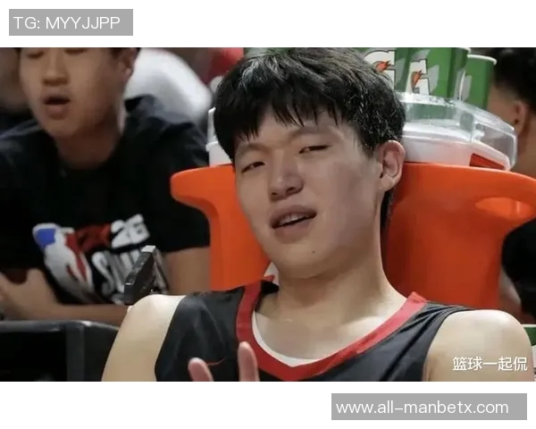 三中锋齐聚却无表现机会杨瀚森上半场未能登场引发热议 三中锋齐聚却无表现机会杨瀚森上半场未能登场引发热议