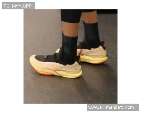 库里训练穿着安踏PE球鞋展现个人风格为未来合作铺路