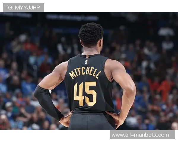 比尔西蒙斯称爱德华兹为现役前五球员自信超越亚历山大